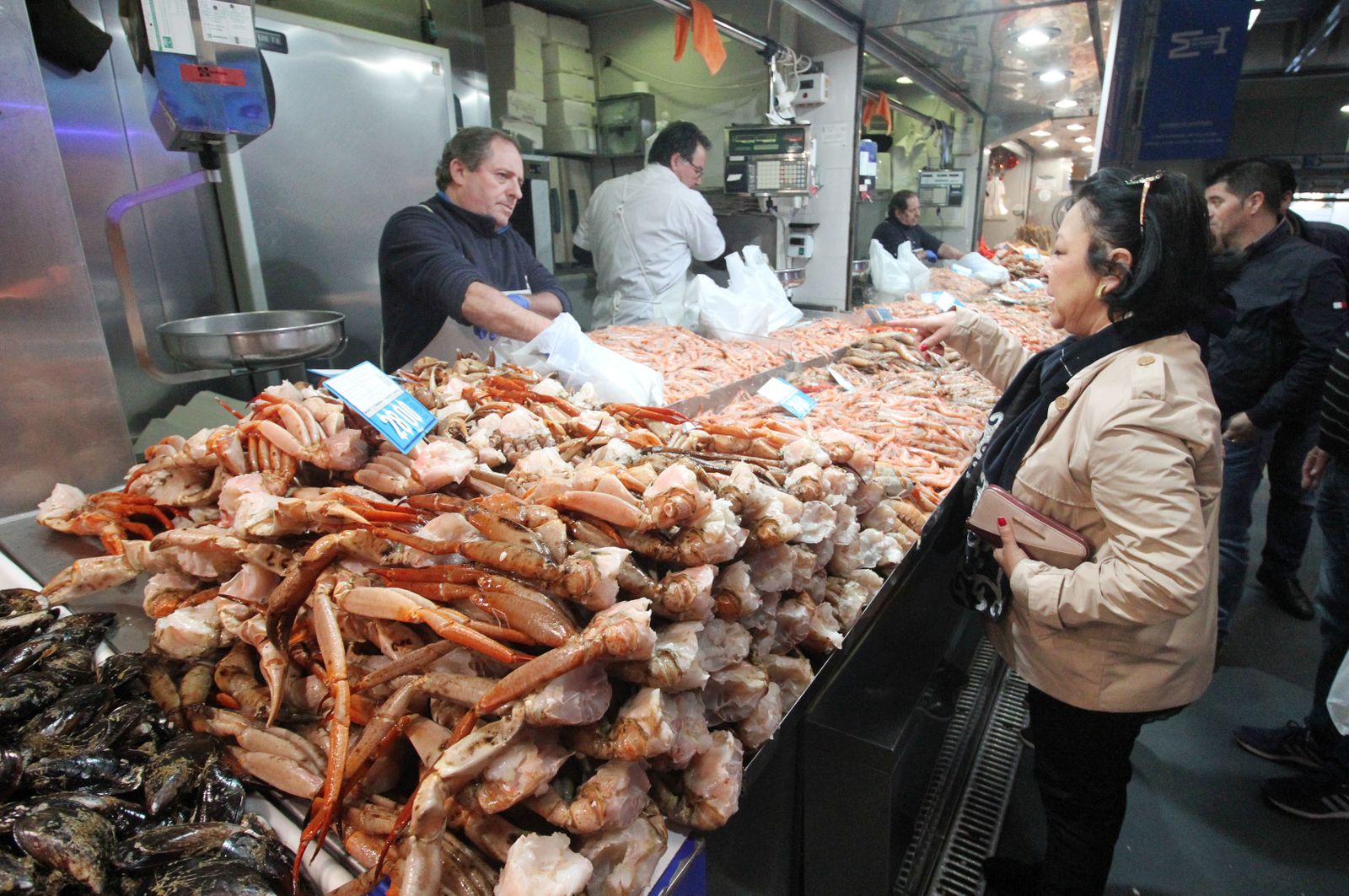 Compra de marisco en el Mercado del Carmen este sábado.