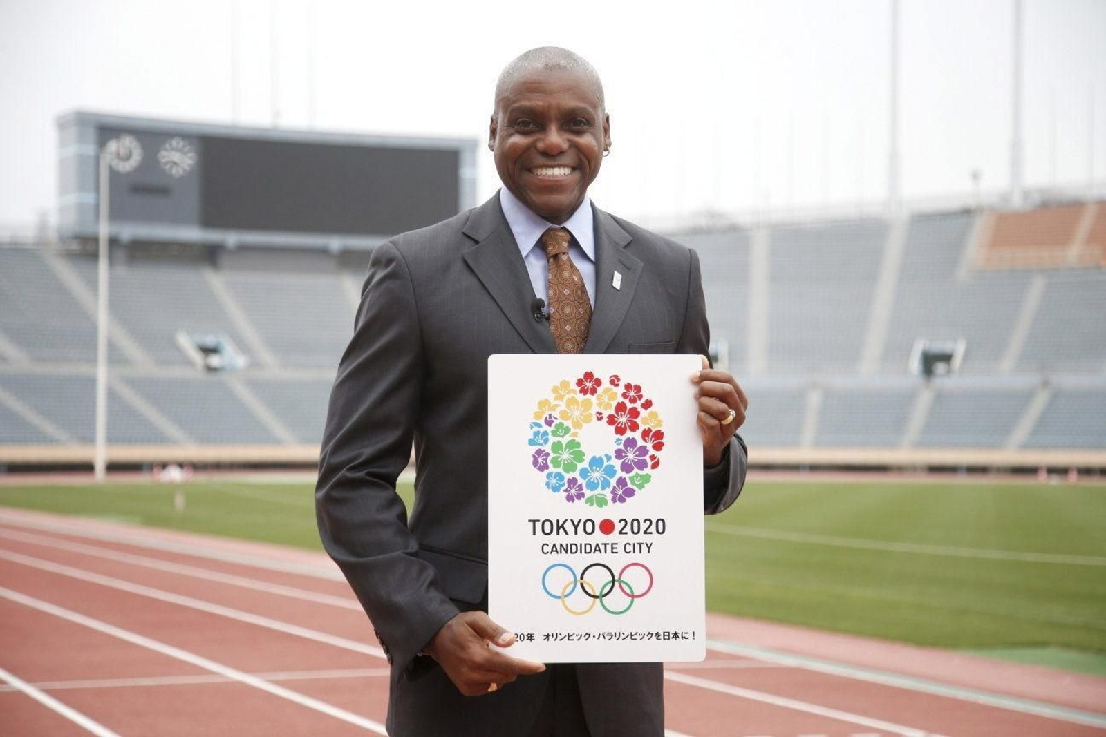 Carl Lewis, en el año 2013 dando su apoyo a la candidatura de Tokio para los Juegos Olímpicos de 2020.