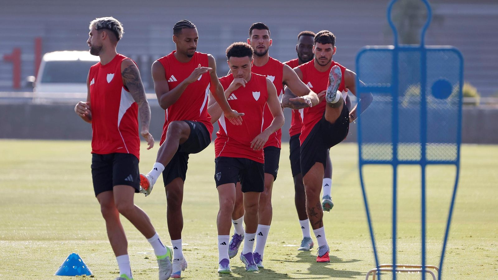 Januzaj, cuya rebaja de ficha podría rebajar el límite salarial, y Rubén Vargas, que ya es esperado, entre otros.