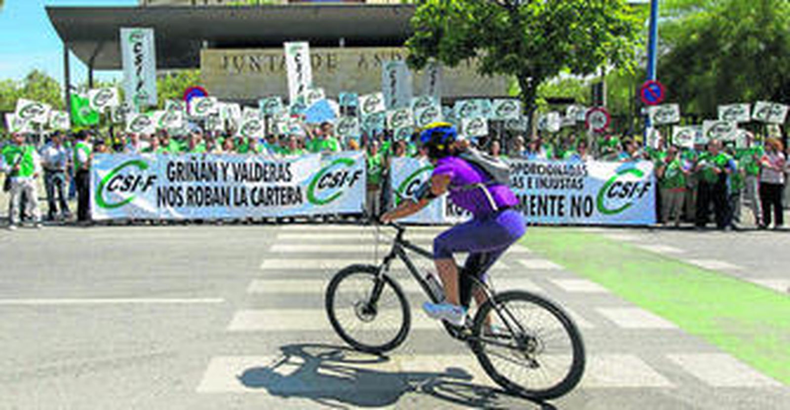 Protestas de delegados sindicales por los recortes a funcionarios ayer en Torretriana.