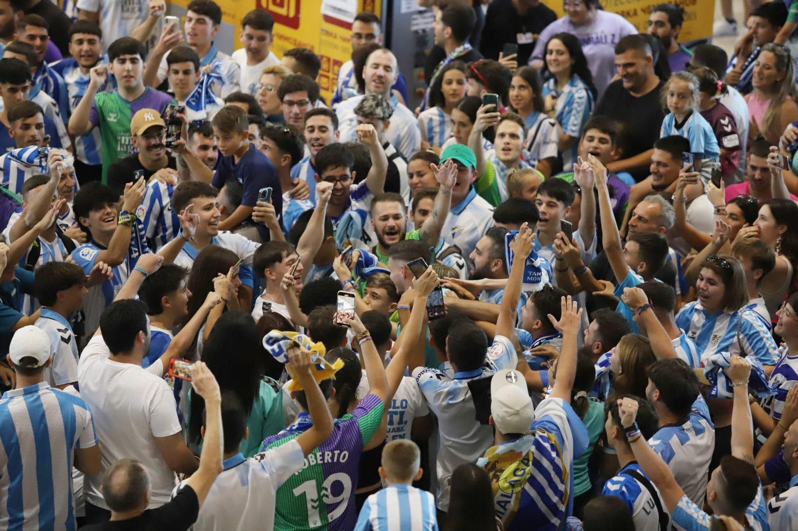 Las fotos de la afición despidiendo al Málaga en el aeropuerto