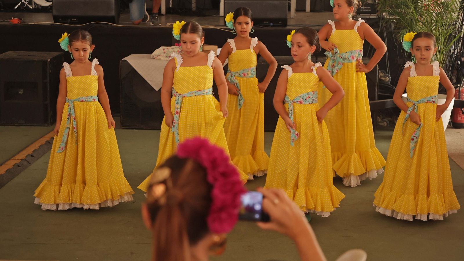 Un grupo de baile en la caseta municipal.