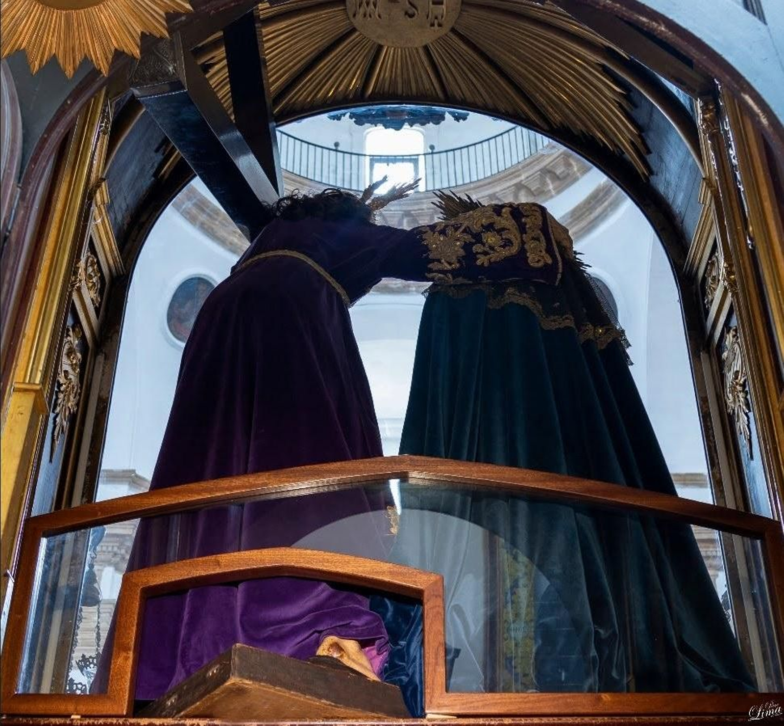 Los titulares de Afligidos, desde la trasera del camarín dispuestos para el besapié del Señor.