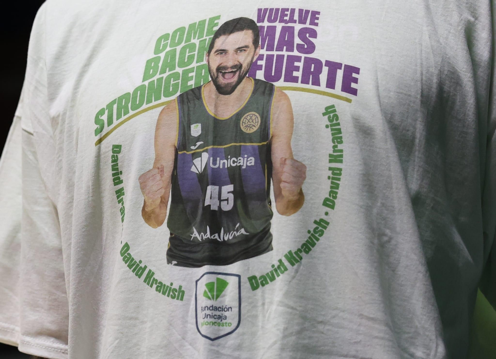 David Kravish, camisetas, vídeo y ovación para mandarle fuerzas