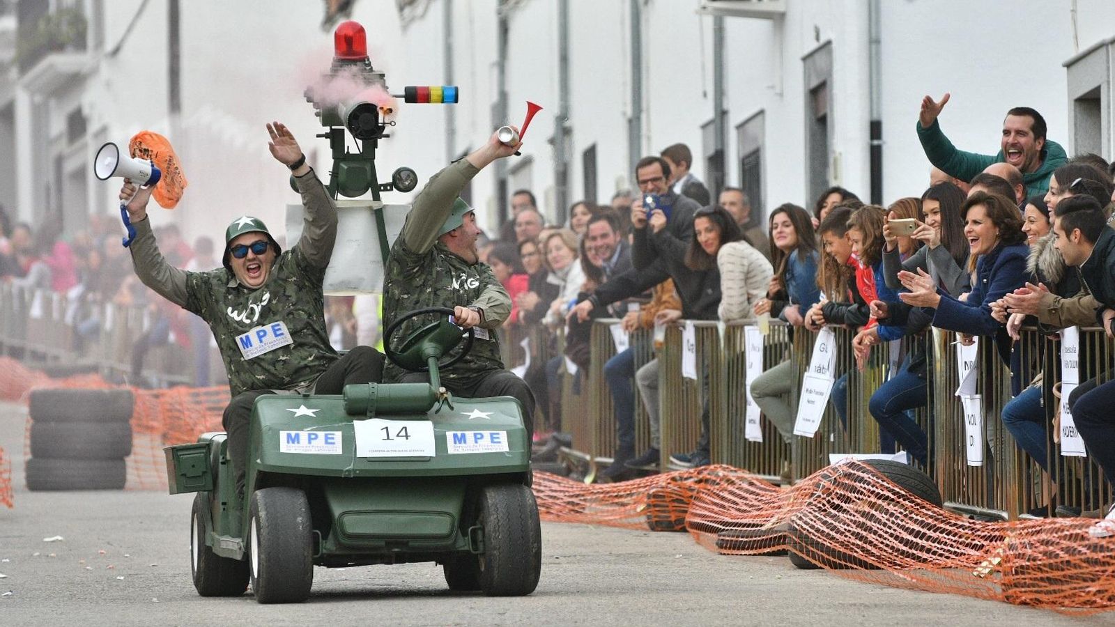 Un vehículo participante en la Carrera de Autos Locos de Iznájar.