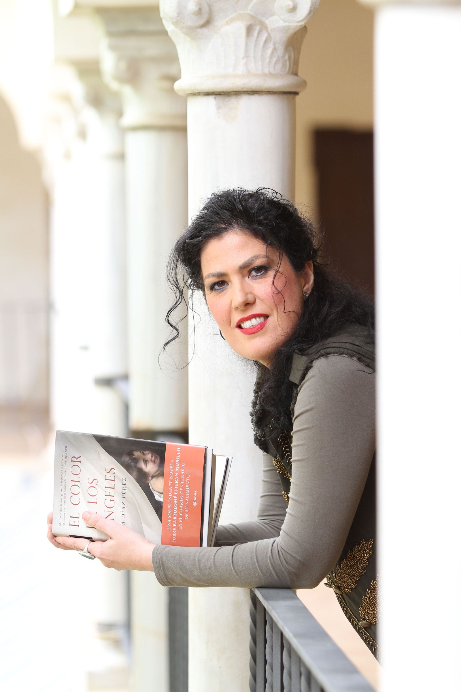 La escritora Eva Díaz Pérez (Sevilla, 1971) ayer en el convento de Santa Clara, donde presentó la obra.