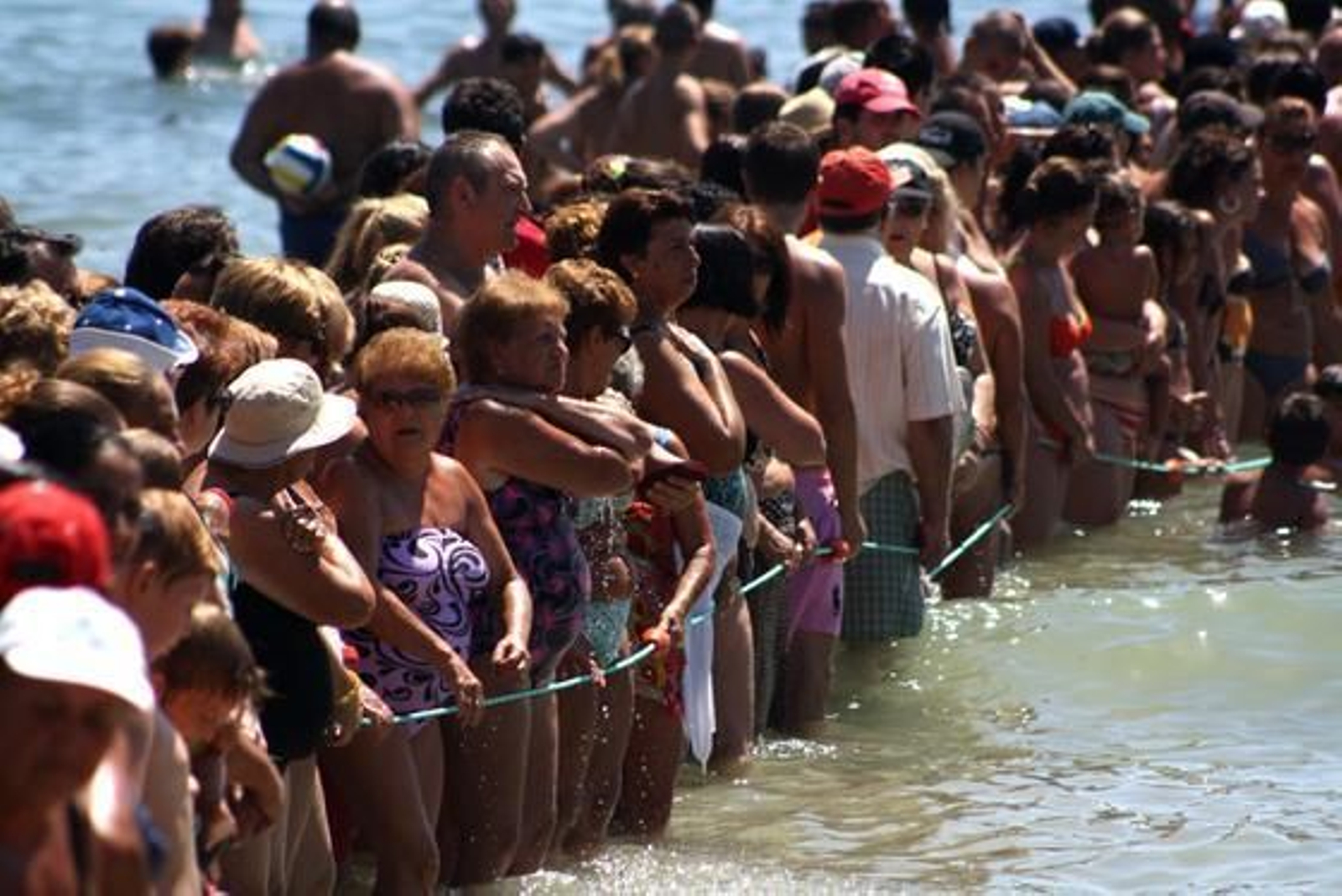 Miles de fieles recibieron con entusiasmo a la imagen en su llegada a la playa.

Foto: Fran Montes