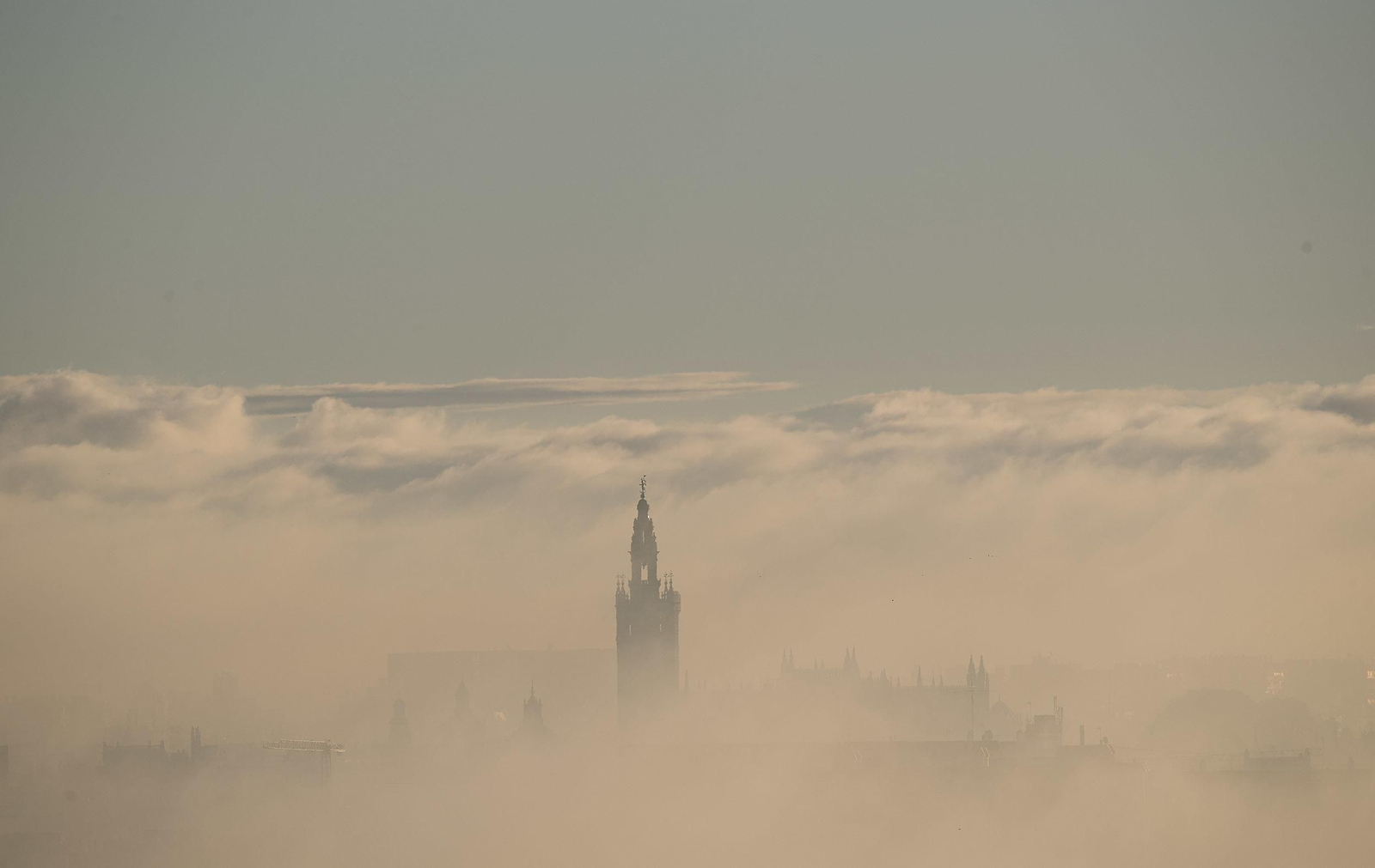 La niebla cubre Sevilla