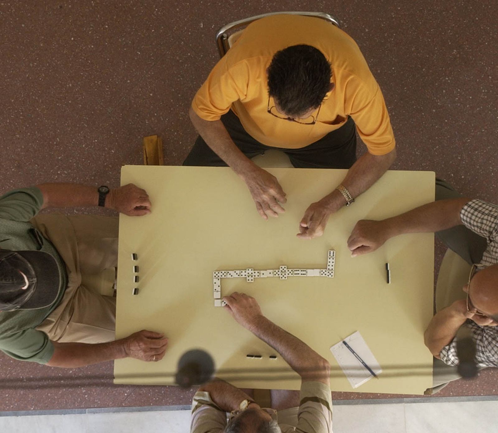 Los pensionistas  se entretienen en el centro con diversos juegos de mesa.