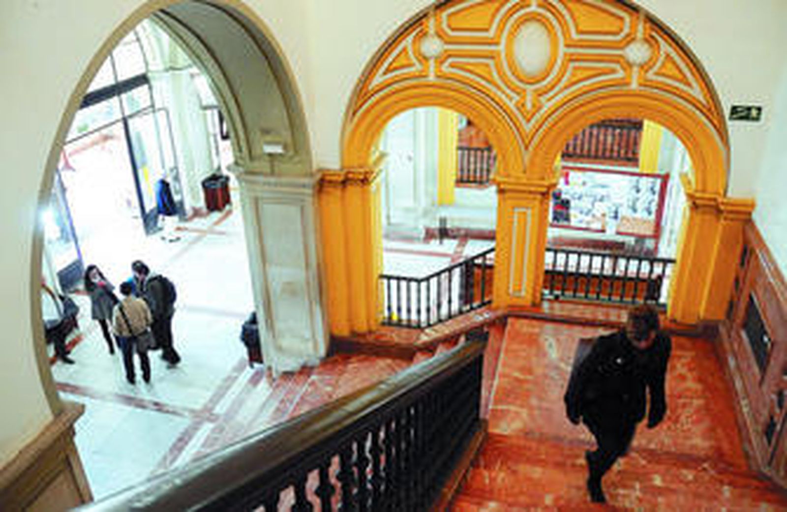 La escalera principal de Derecho el último día de clases en la Fábrica de Tabacos.