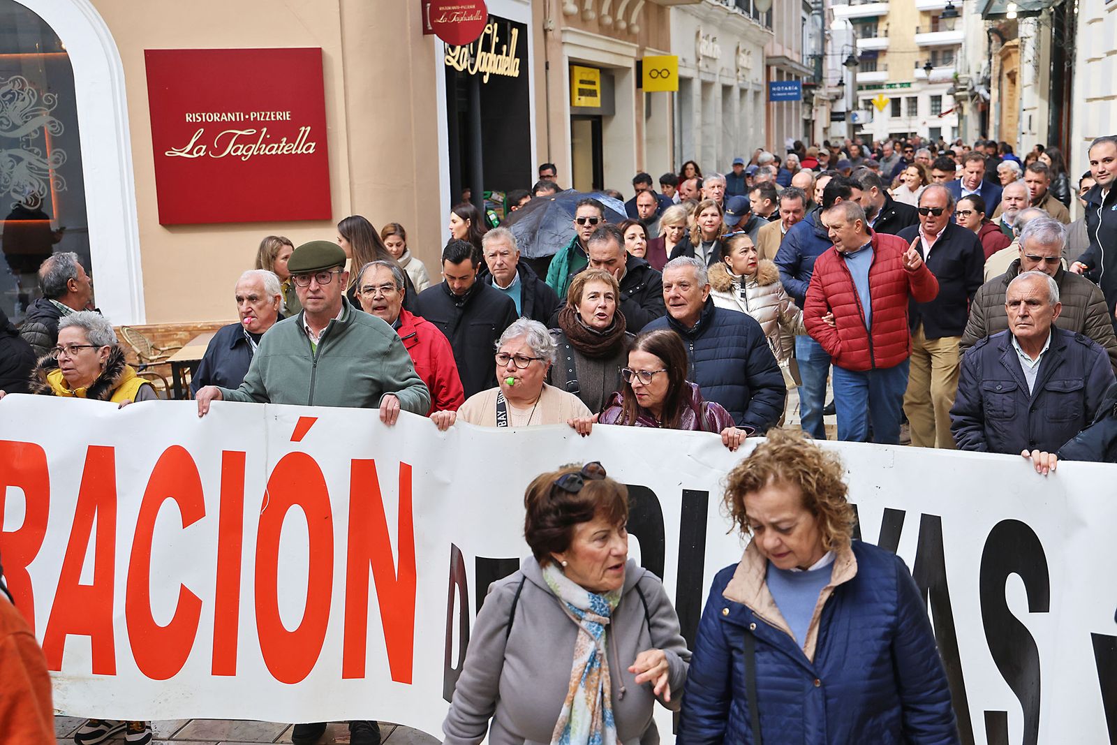 Fotografías de la manifestación en Huelva para exigir la regeneración de las playas