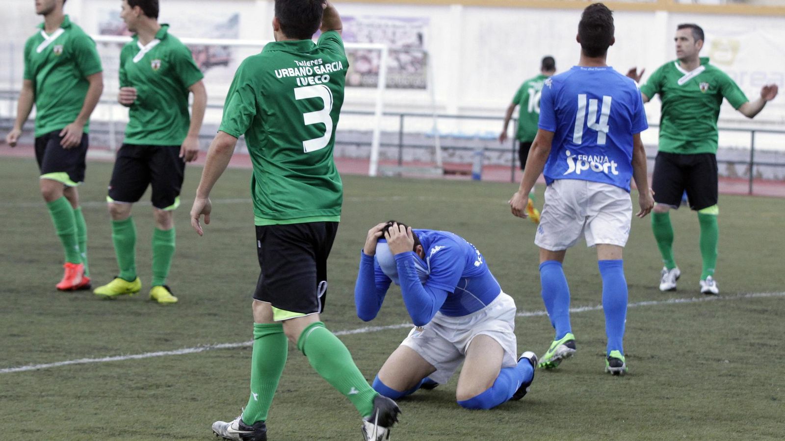 Capi se lleva las manos a la cabeza tras fallar una clara ocasión en el partido de la 13/14.