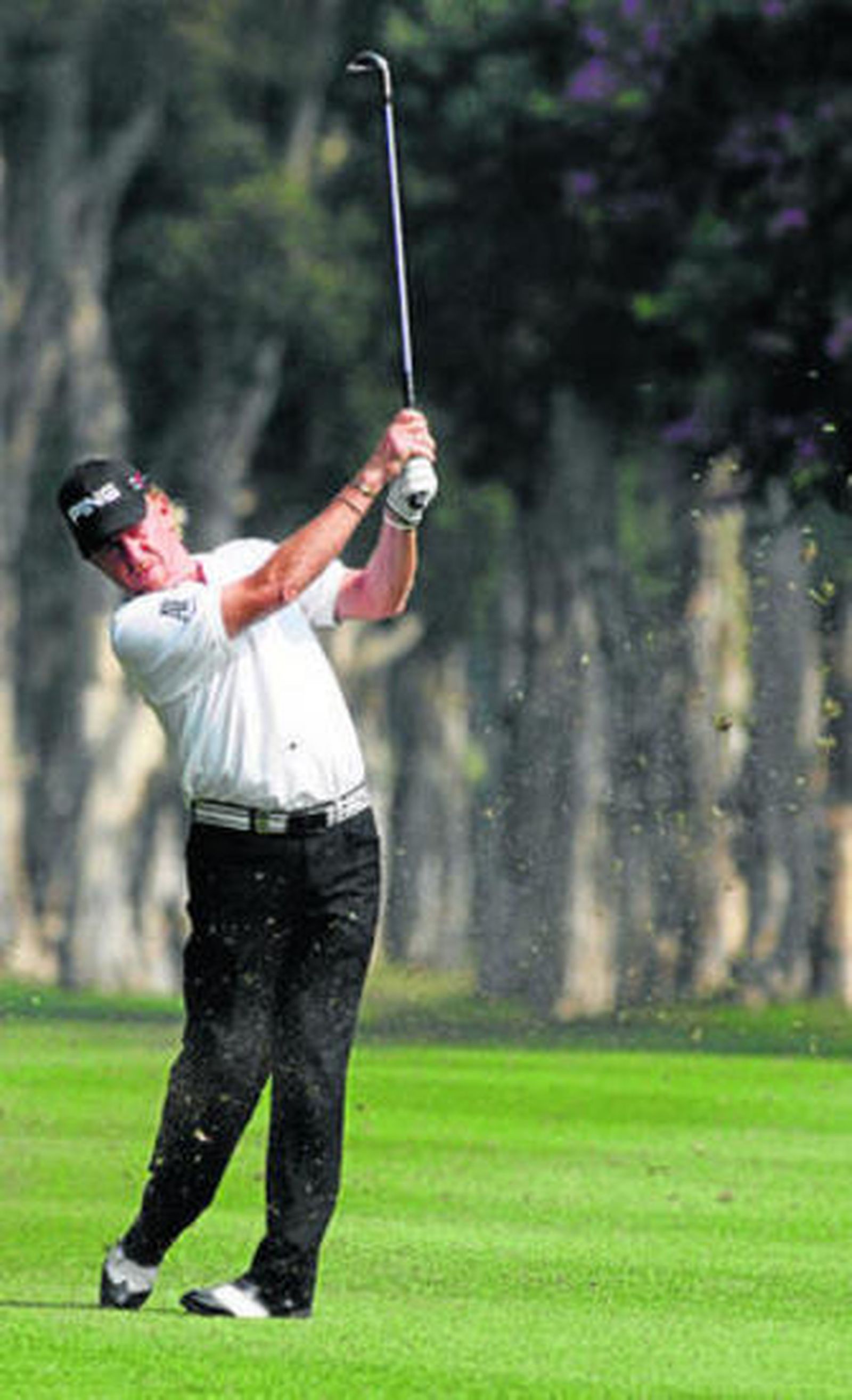 Miguel Ángel Jiménez golpea una bola, ayer.