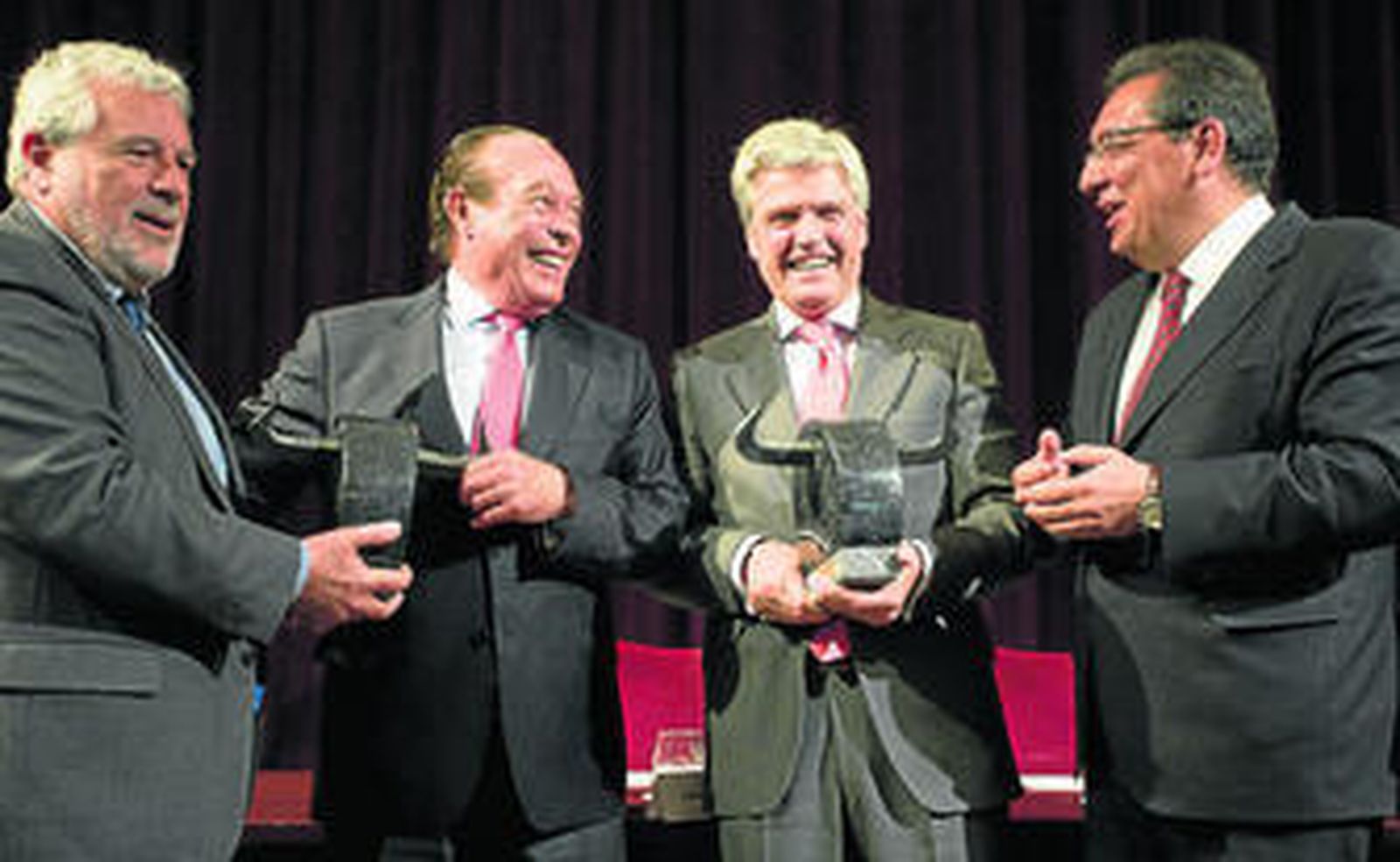 Joaquín Durán, Curro Romero, Espartaco y Antonio Pulido, en la entrega de los trofeos de Canal Sur Radio.