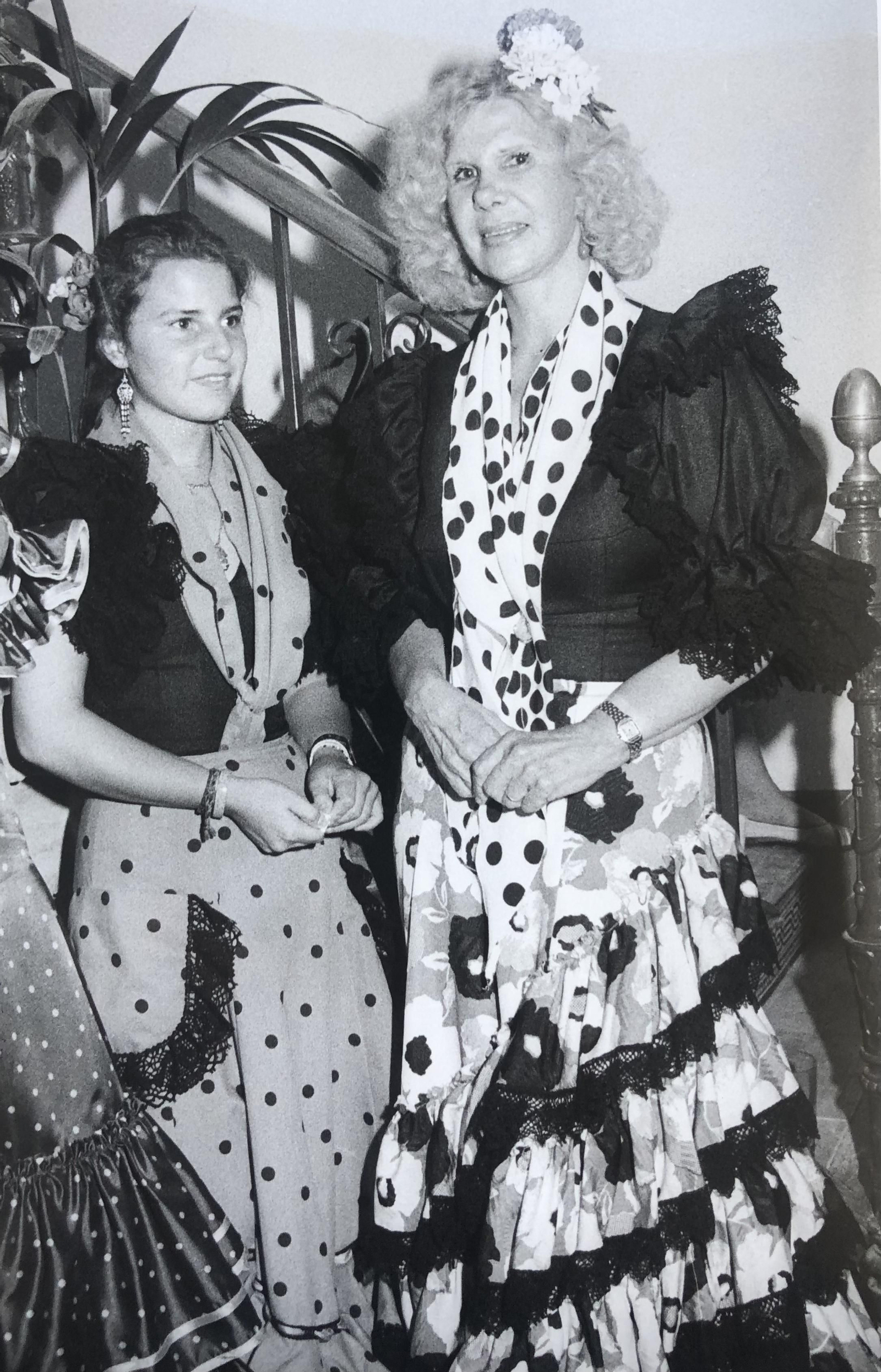 La duquesa De Alba, Cayetana Fitz-James, gran rociara, con su hija, Cayetana Martínez de Irujo, de nuevo en 1986.