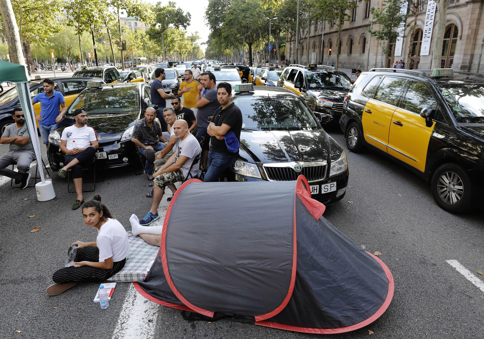 Taxistas ocupan la Gran Vía de Barcelona con sus coches durante la huelga indefinida.