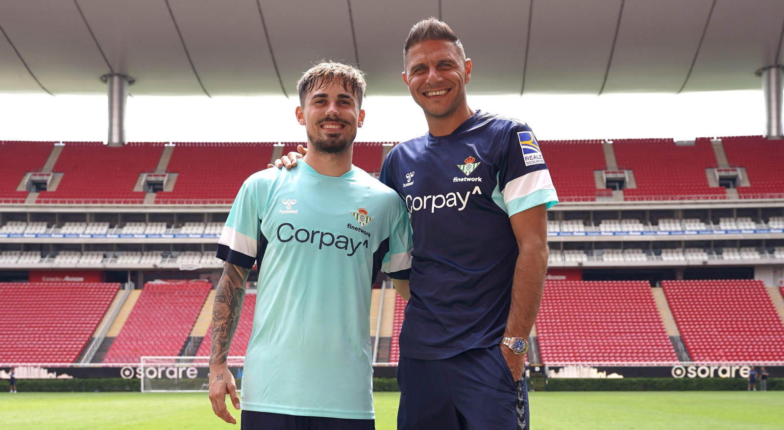 Rodri y Joaquín en el césped del estadio Akron de Guadalajara.