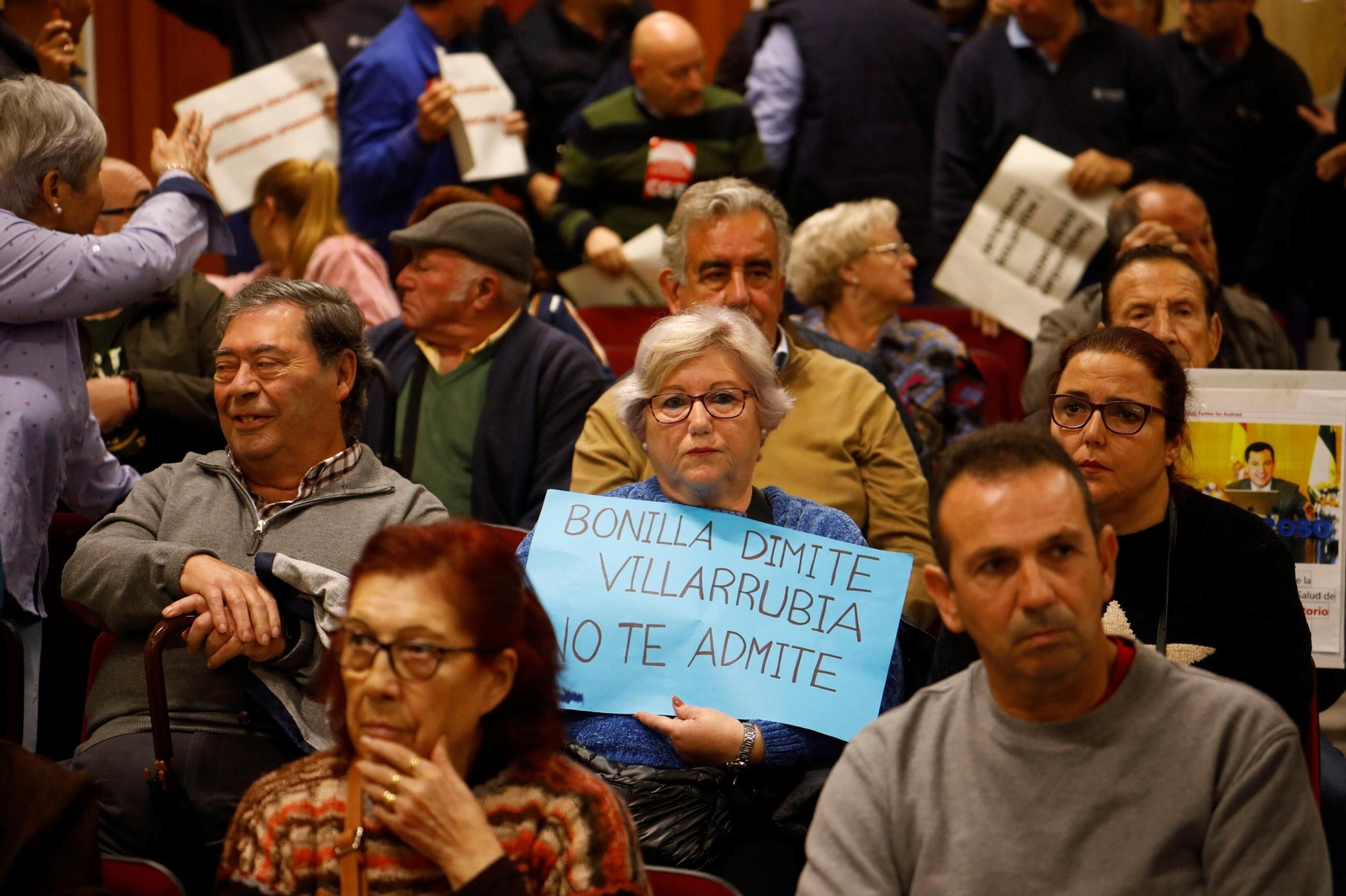 Las imágenes del Pleno suspendido por las protestas de los vecinos de Villarrubia Las imágenes del Pleno suspendido por las protestas de los vecinos de Villarrubia