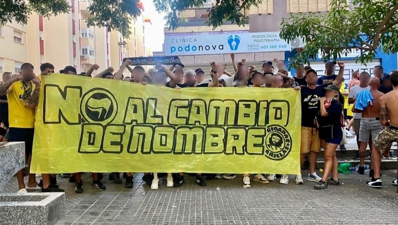 Con la cara pixelada