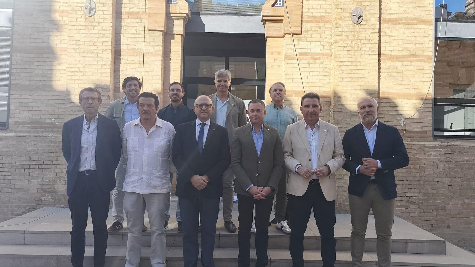 Foto de familia de la presentación en Sevilla de las XV Jornadas Europeas de la Castaña, Eurocastanea 2025. Foto de familia de la presentación en Sevilla de las XV Jornadas Europeas de la Castaña, Eurocastanea 2025.