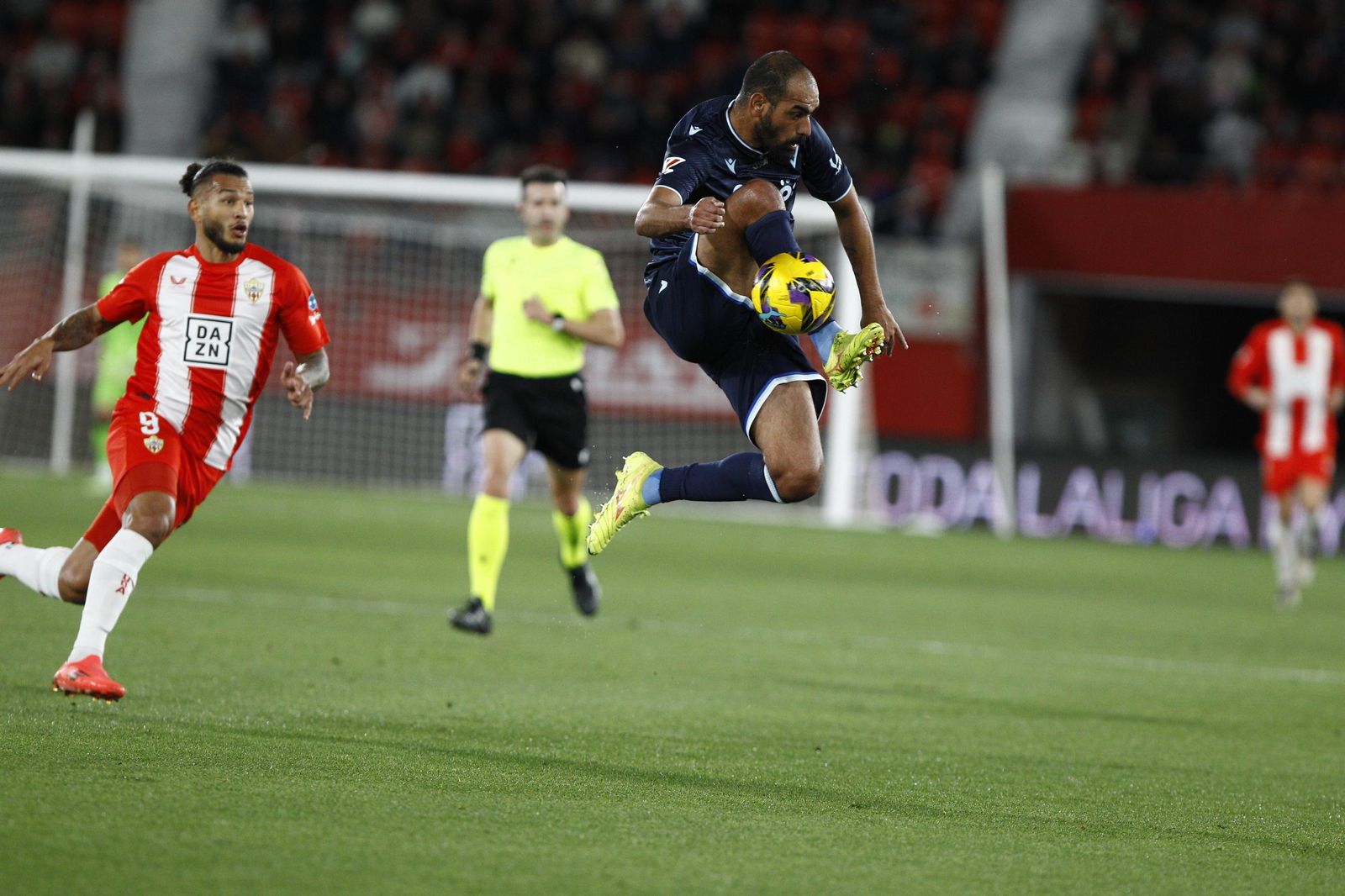 La U.D. Almería empata a uno contra el Cádiz y es campeón de invierno, en imágenes