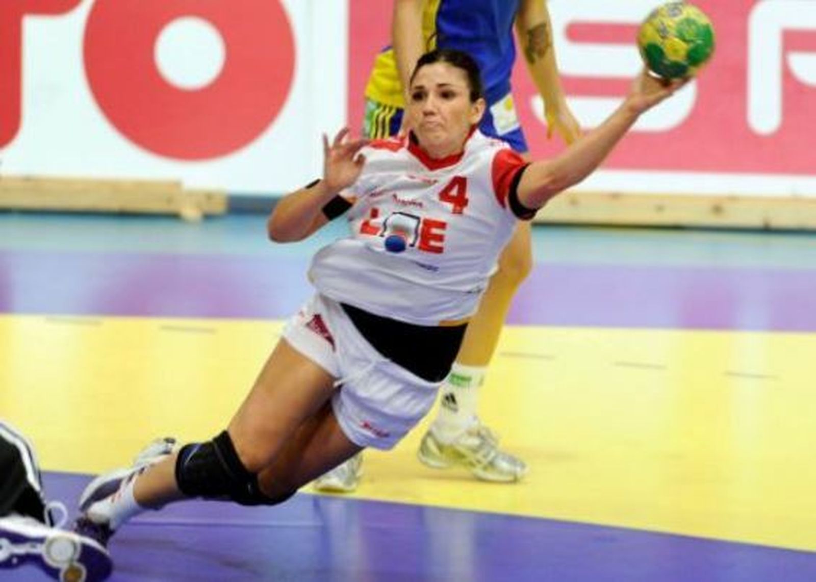 Carmen, en un partido con España.