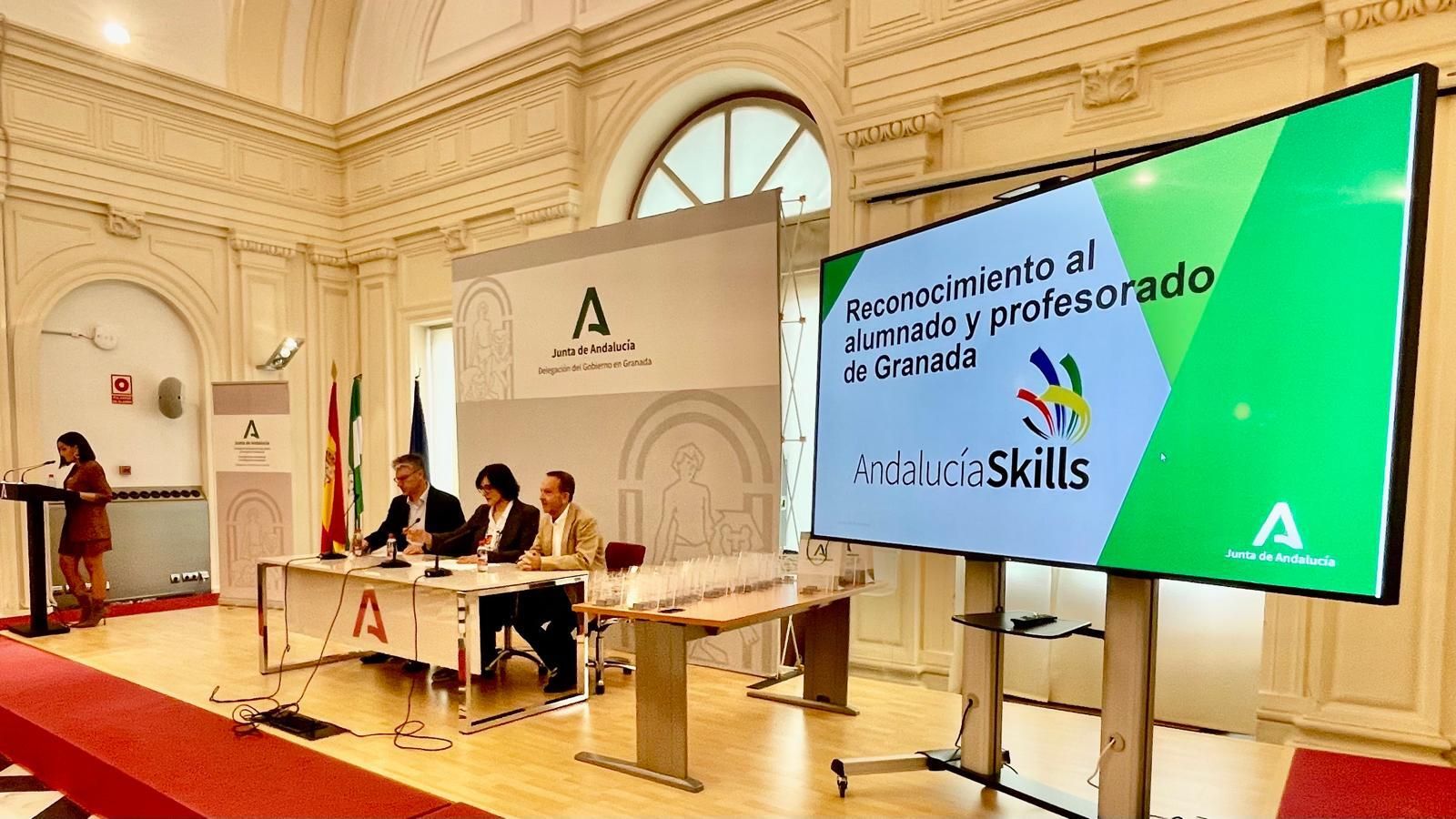 Homenaje a los estudiantes y docentes que han participado en el Campeonato de FP 'Andalucía Skills'