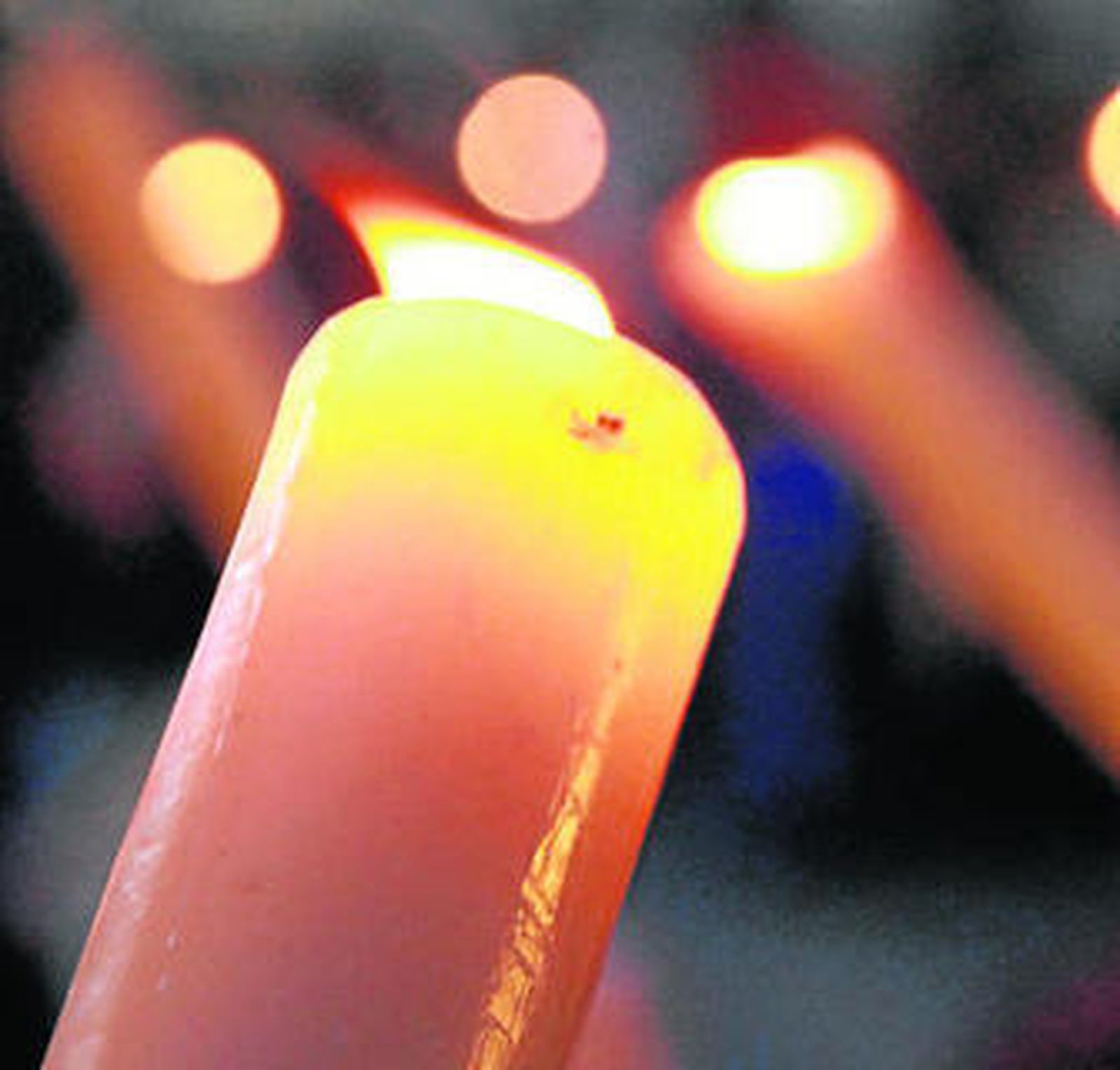 Un gran número de fieles acompaña al Cristo del Medinaceli en su procesión por las calles de Tarifa.