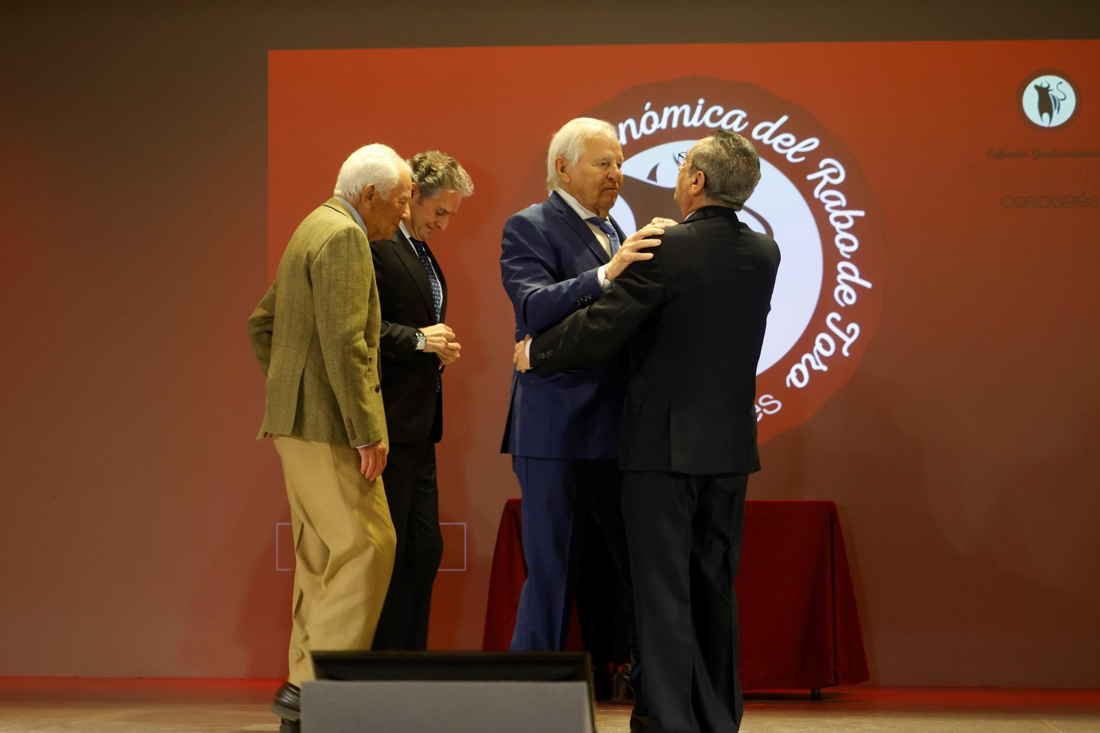 El Cordobés, cofrade de honor de la Cofradía Gastronómica del Rabo de Toro