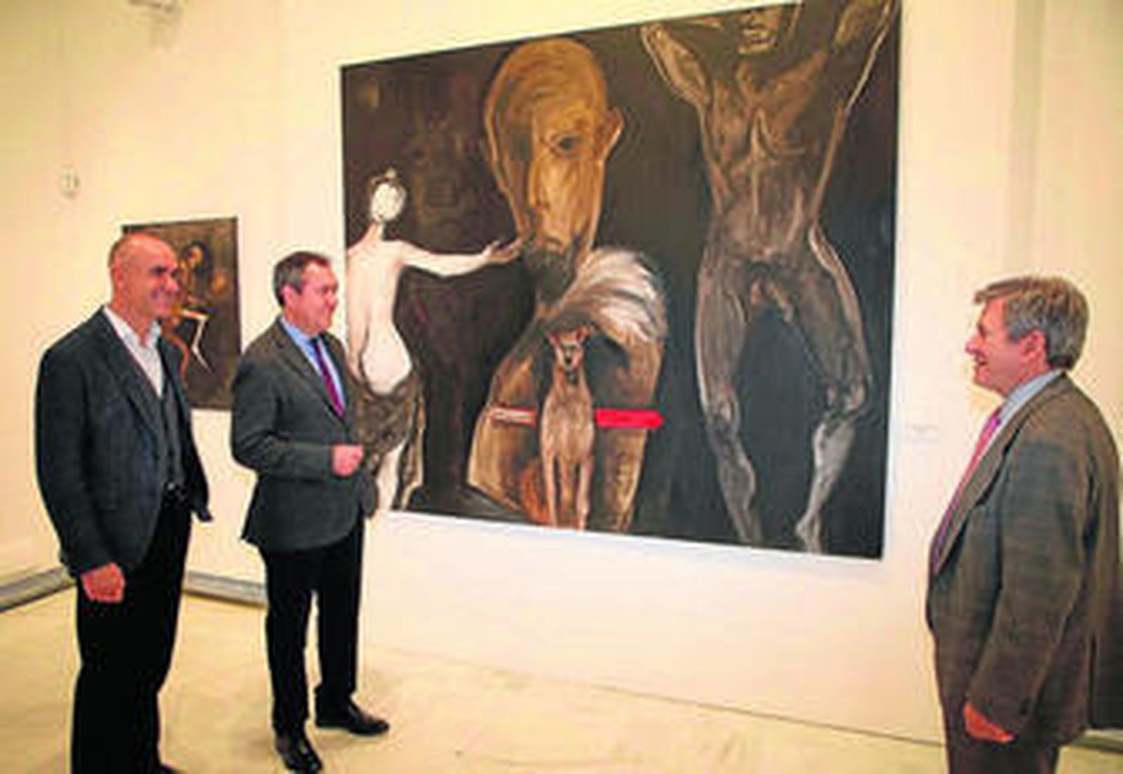 Antonio Muñoz y Juan Espadas, con Enrique Barón, marido de Gandarias, ante un cuadro de la artista en Santa Clara.