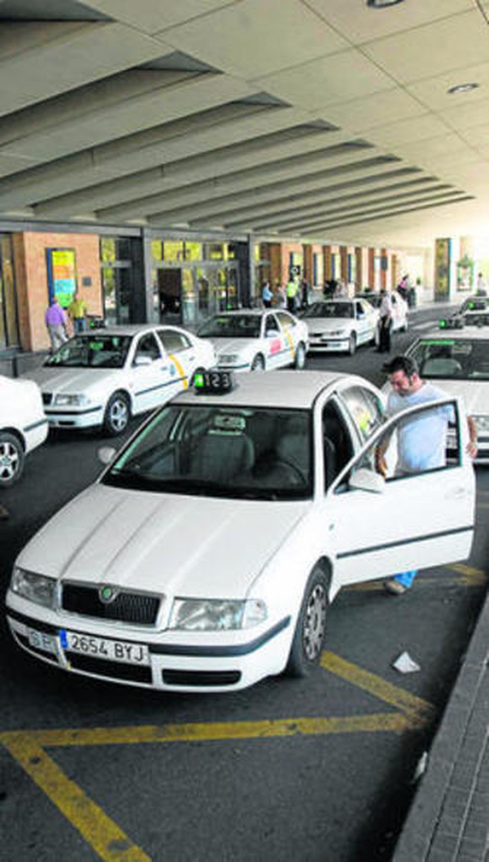 Parada de taxis en la estación de Santa Justa.