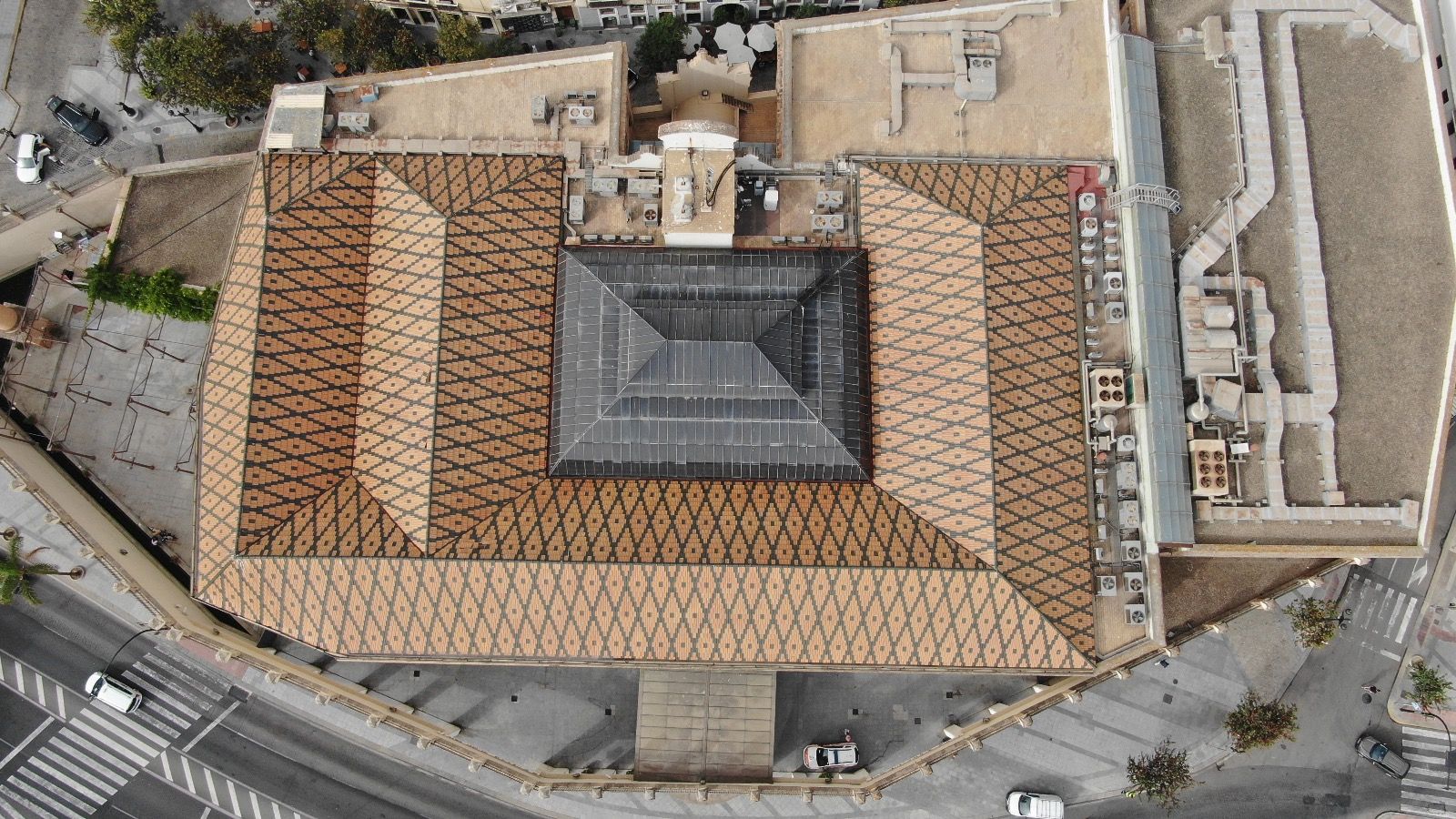 Foto aérea tomada con dron de las cubiertas del Palacio de Congresos de Cádiz en septiembre de 2023.