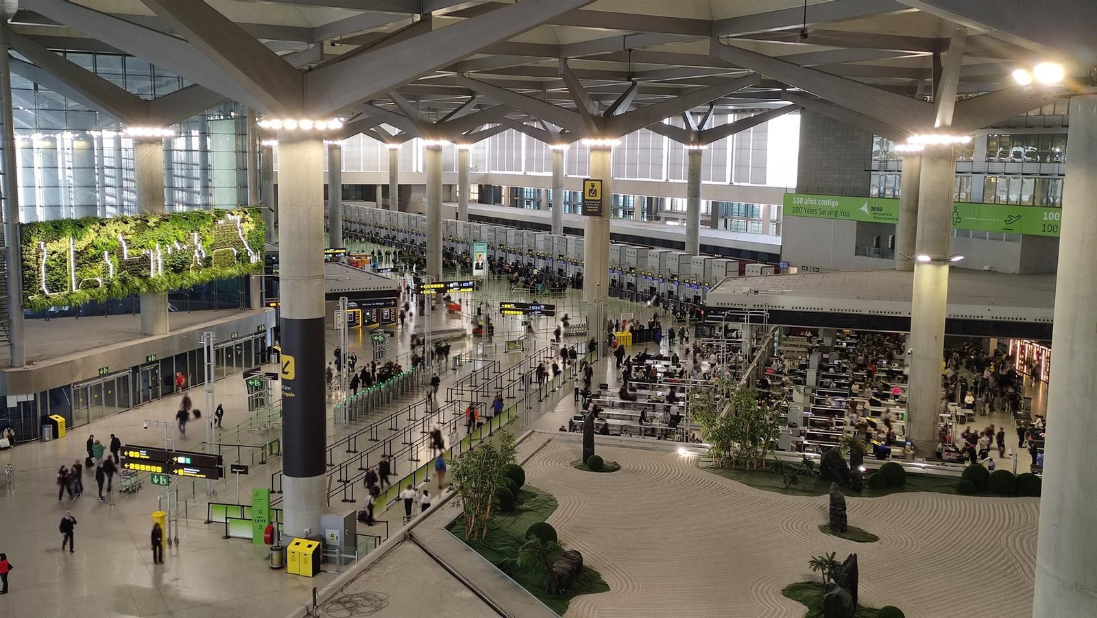 Pasajeros en el aeropuerto de Málaga.
