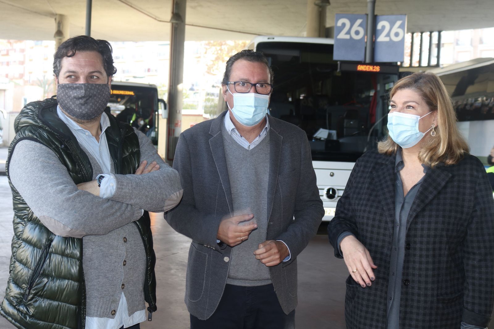 Jaime Pérez, Manuel Andrés González y Berta Centeno esta mañana en la estación de autobuses de la capital.