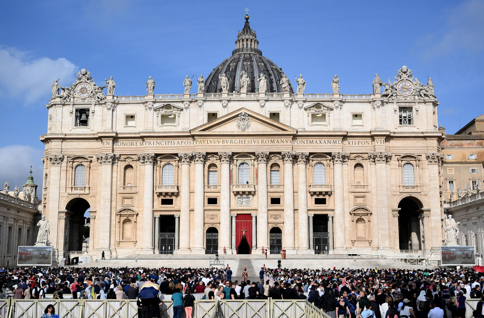 Las imágenes del traslado del féretro del papa Francisco a la Basílica de San Pedro en el Vaticano
