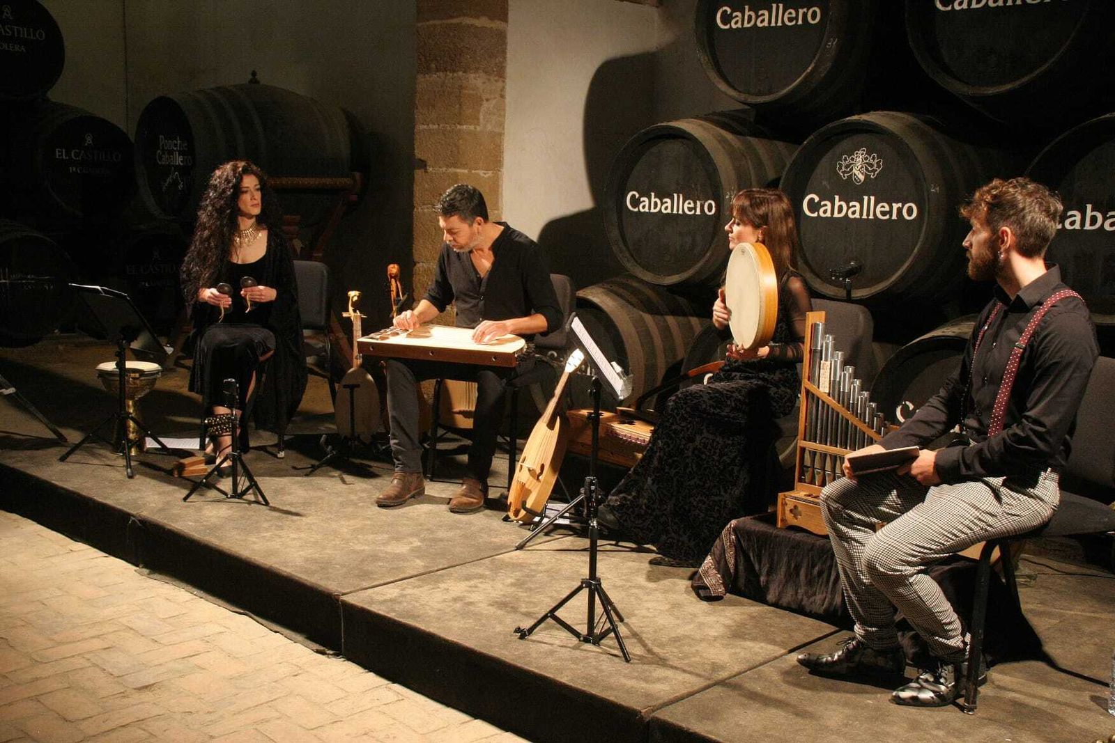 El músico e investigador Emilio Villalba, junto a Sara Marina y Ángeles Núñez, acompañado por Ivo Blanek (drch.),