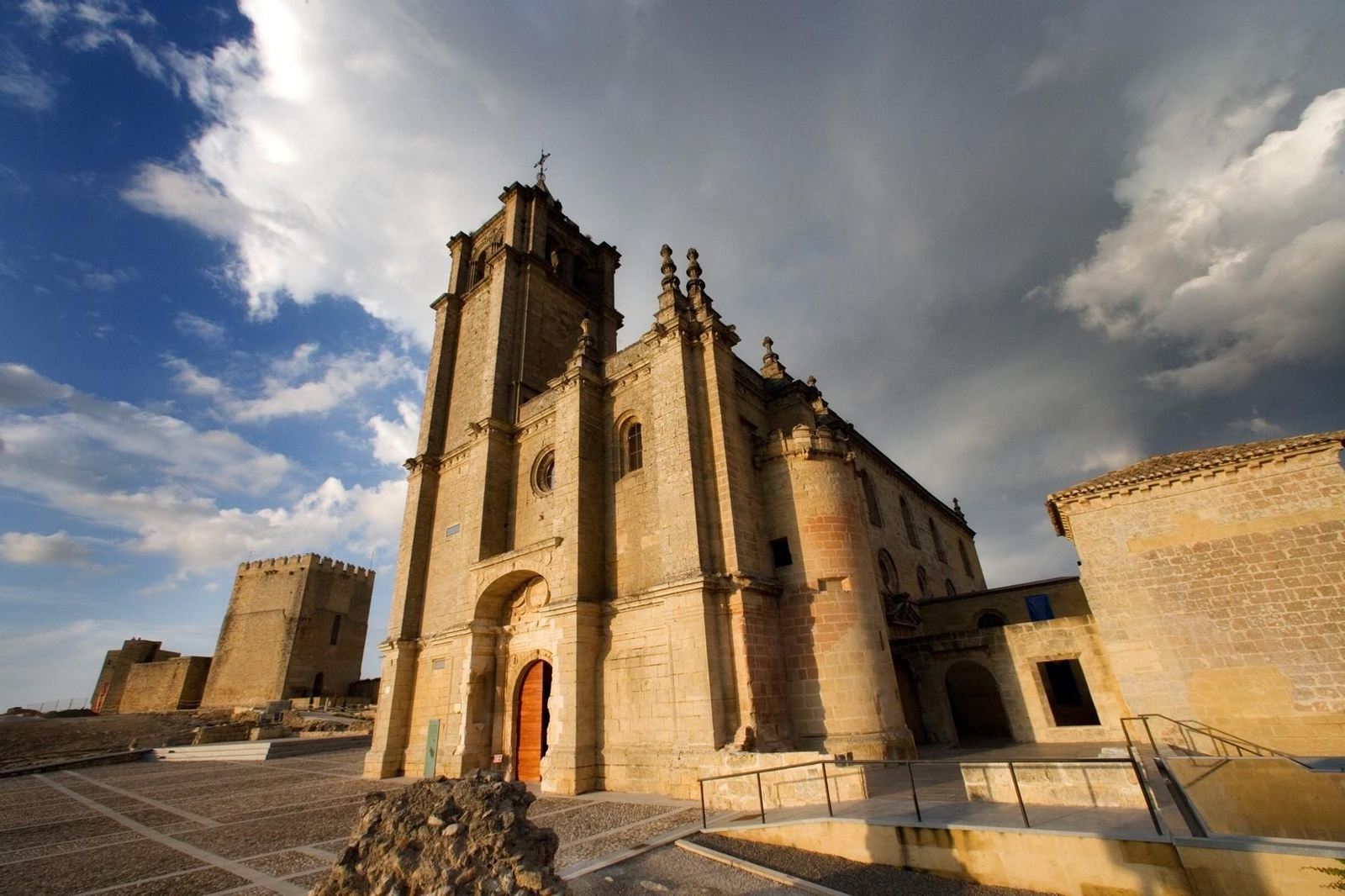 Alcalá la Real, tierra de frontera, se ubica al sur de la provincia de Jaén. Alcalá la Real, tierra de frontera, se ubica al sur de la provincia de Jaén.