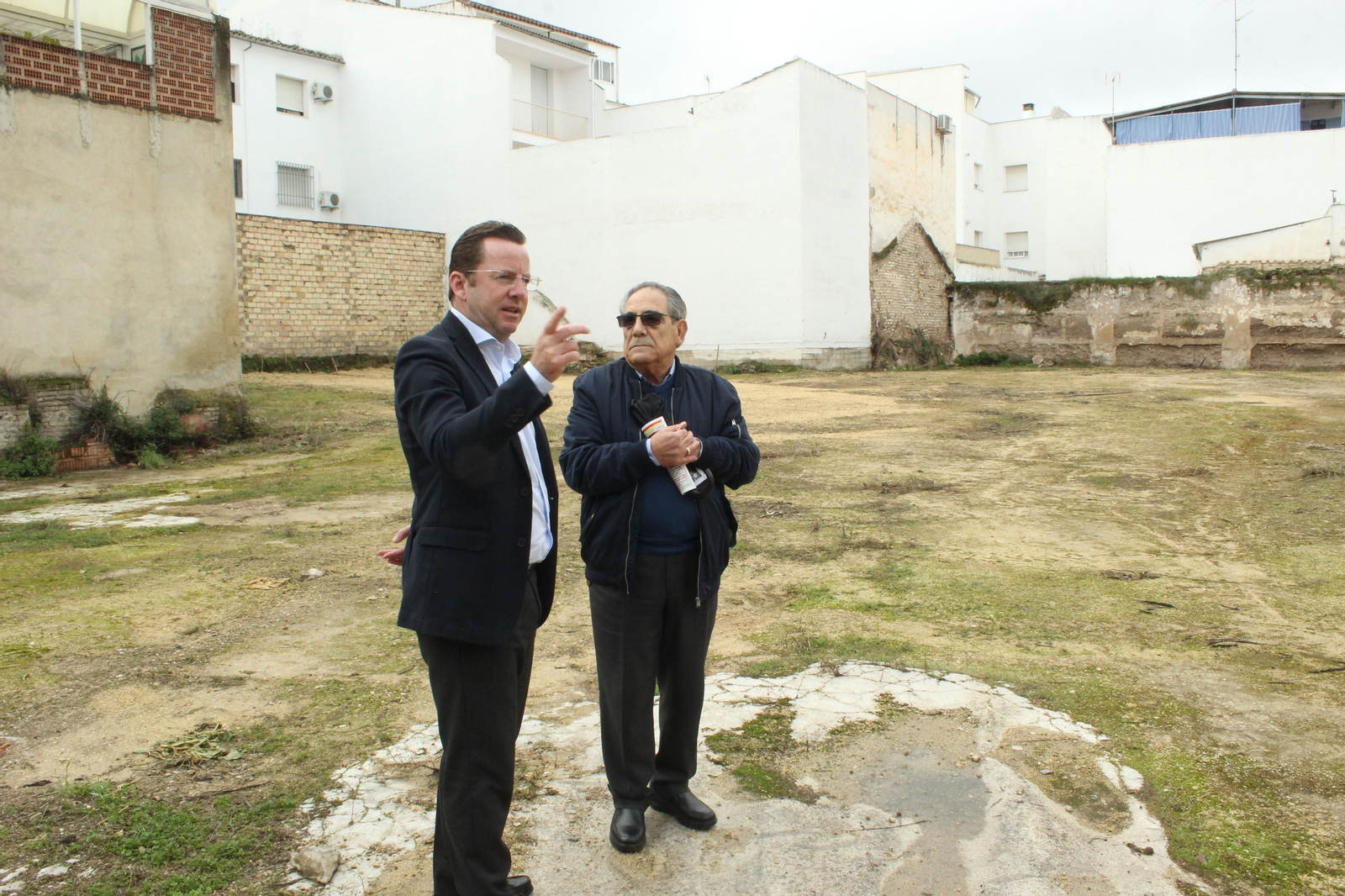 El concejal Francis Aguilar en el solar de la calle San Francisco de Lucena.
