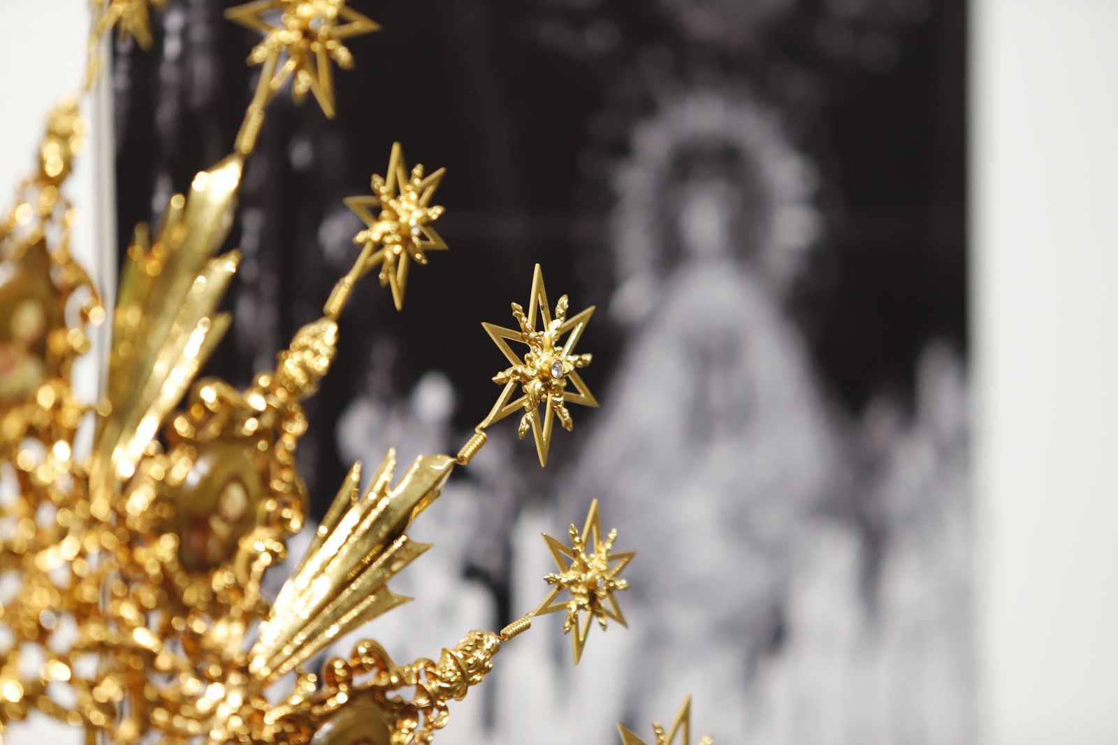 Imágenes de la inauguración de la exposición Regina Roris en la sala de la Fundación Cajasol 'El Comercial'