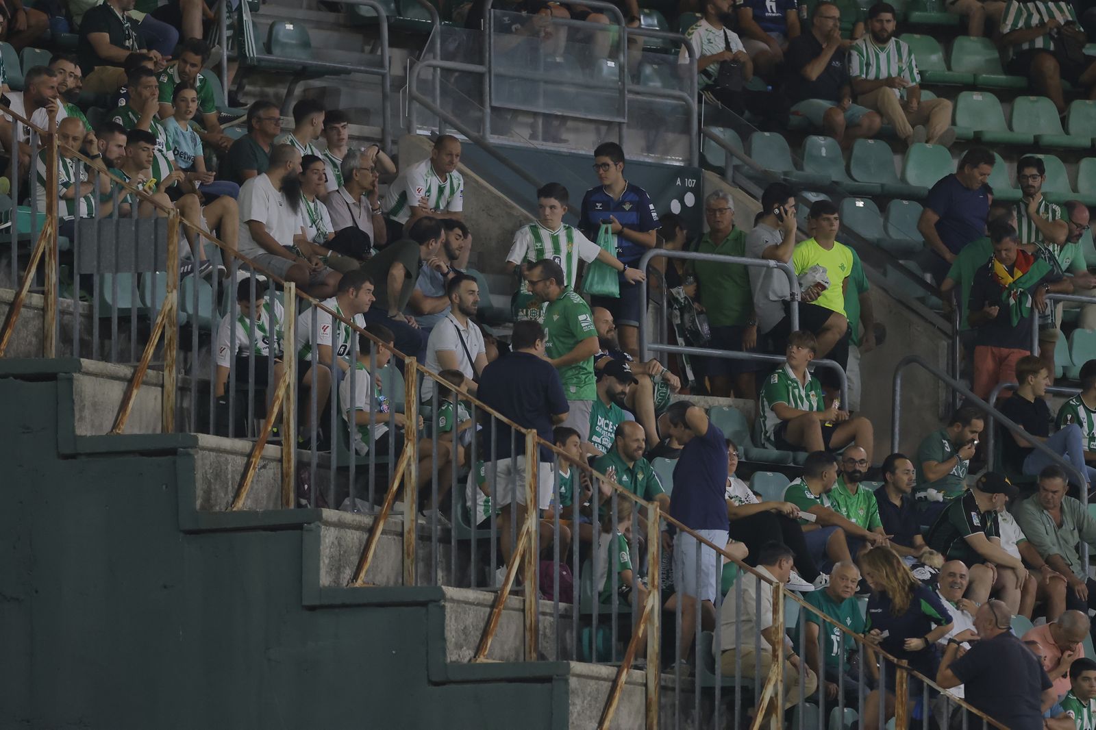 Búscate en las fotos del Betis-Valencia