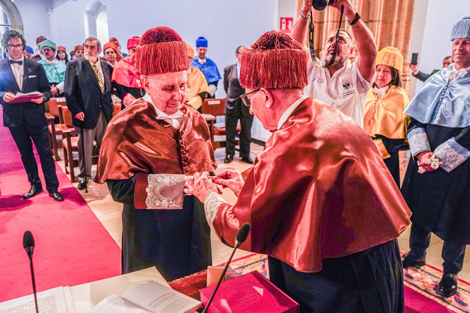 Así se ha convertido Miguel Giménez Yanguas en doctor honoris causa por la Universidad de Granada