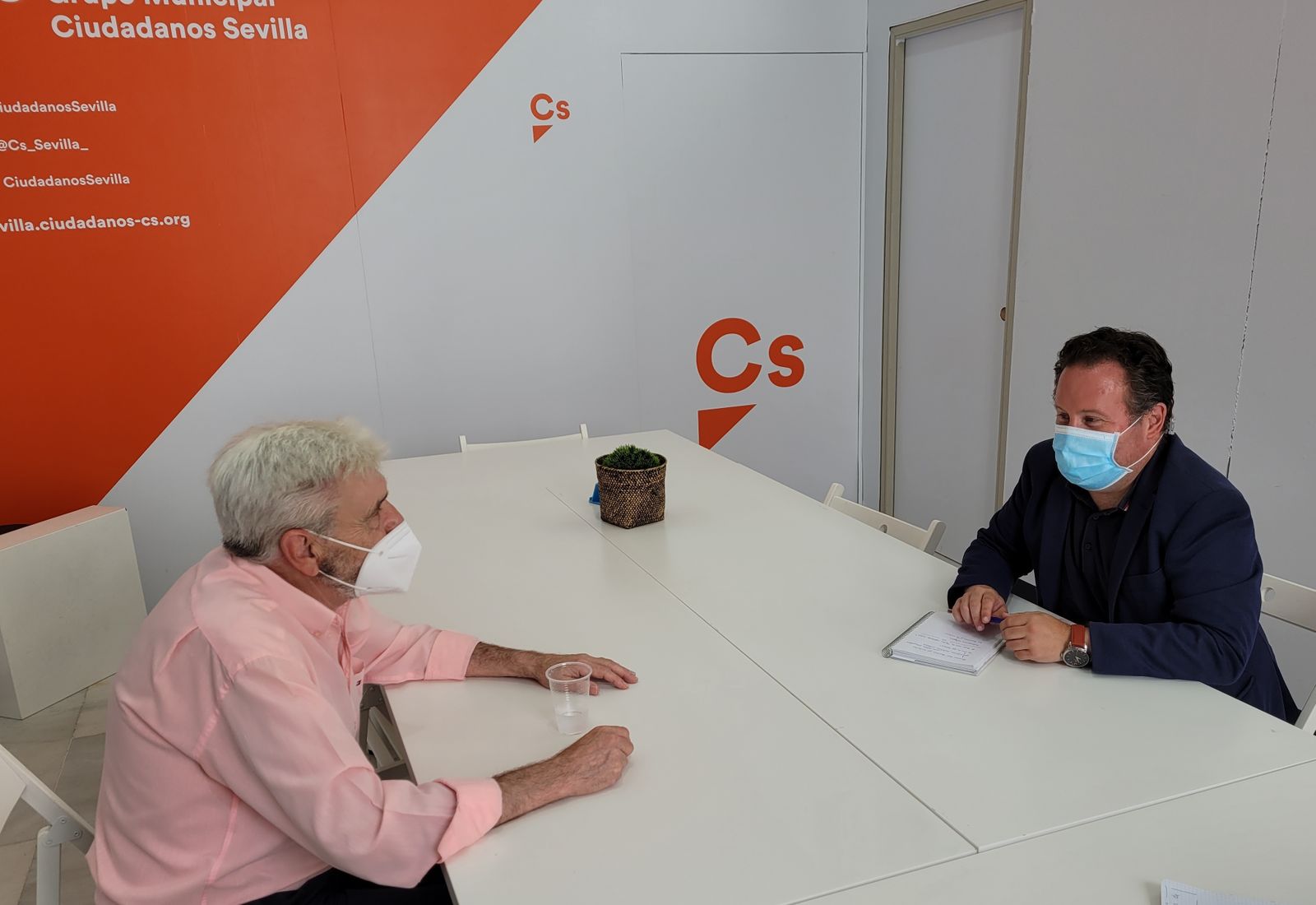 Lorenzo López Aparicio con el director de la Agrupación Teatral Álvarez Quintero.