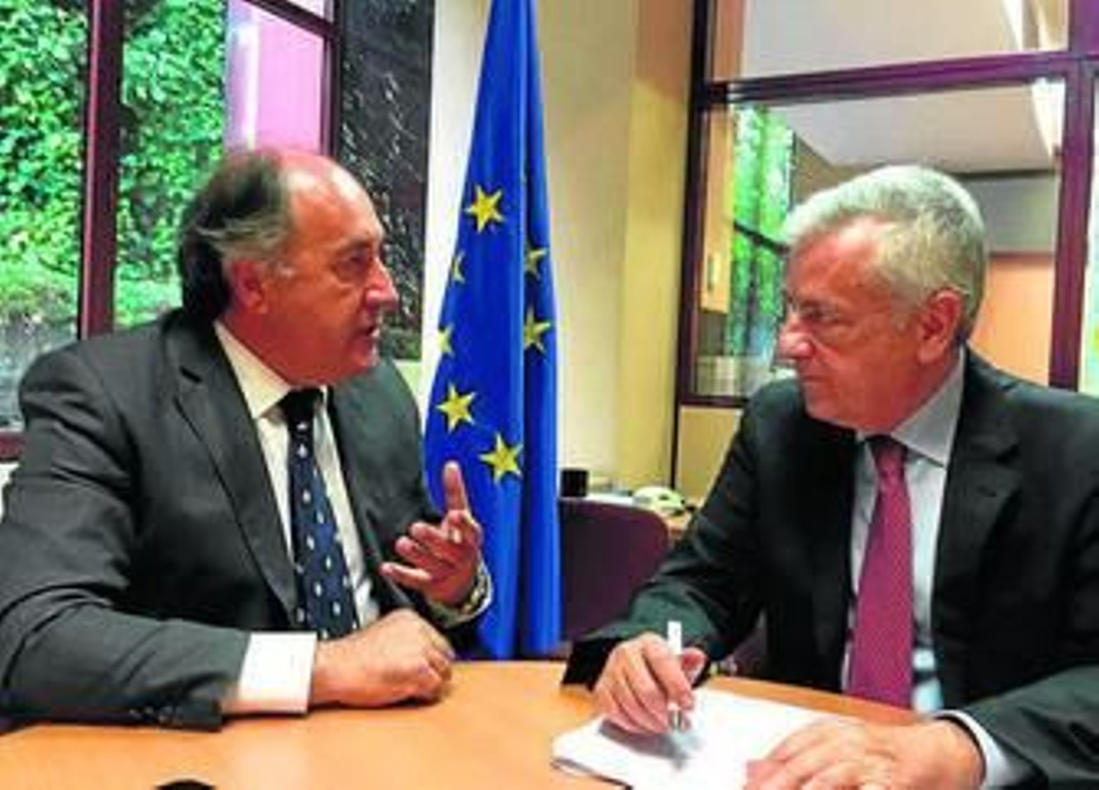 Imagen de la reunión para avanzar en la tramitación. Imagen de la reunión para avanzar en la tramitación.