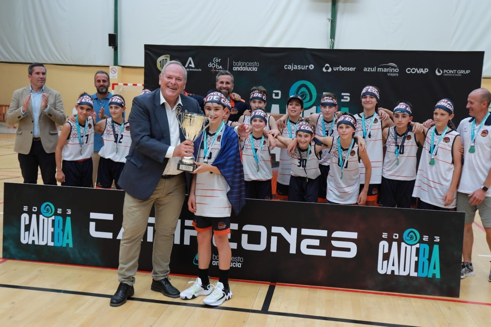Antonio Rojas entrega el trofeo al ganador del Campeonato de Andalucía mini masculino.