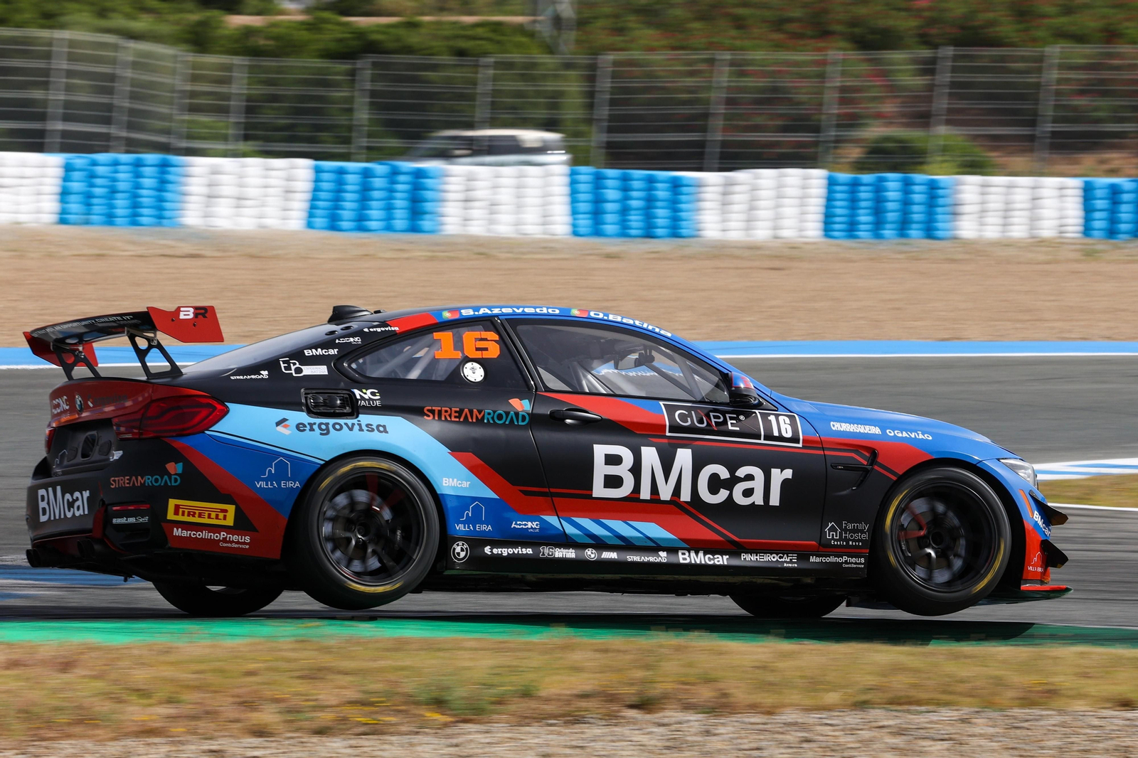Un coche de la Iberians Supercars, a dos ruedas en una de las curvas del trazado.