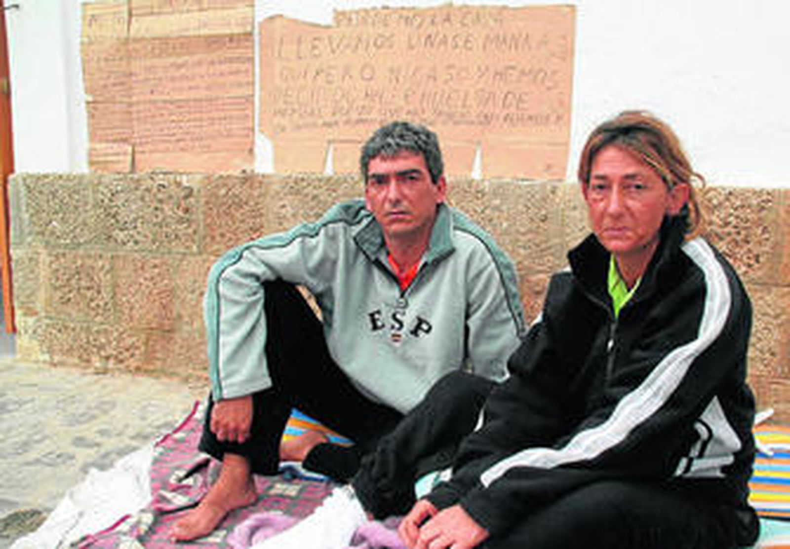 La pareja a las puertas del Ayuntamiento.