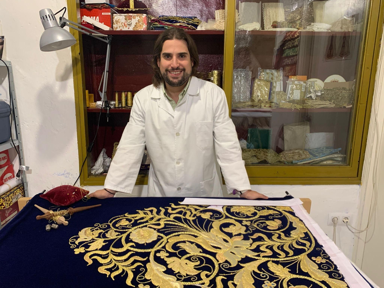 El bordador jerezano José Segura en su taller de bordados.