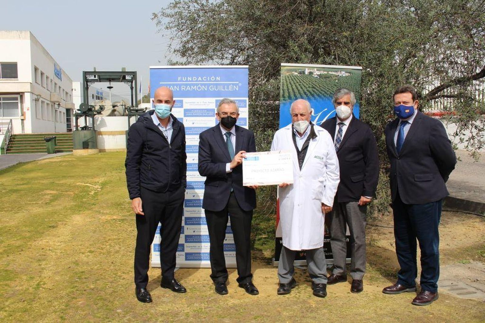 La Fundación Juan Ramón Guillén colabora con el Proyecto Azarías para ayudar a jóvenes estudiantes del  Polígono Sur .
