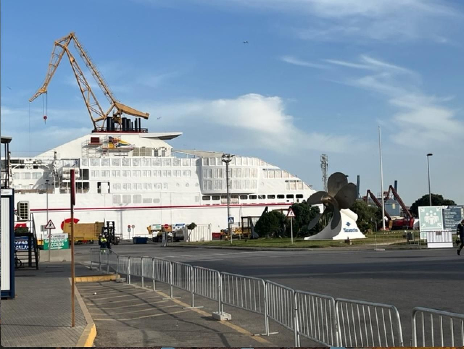 El ferry atracado en un muelle canario antes de emprender el viaje de regreso a Huelva.