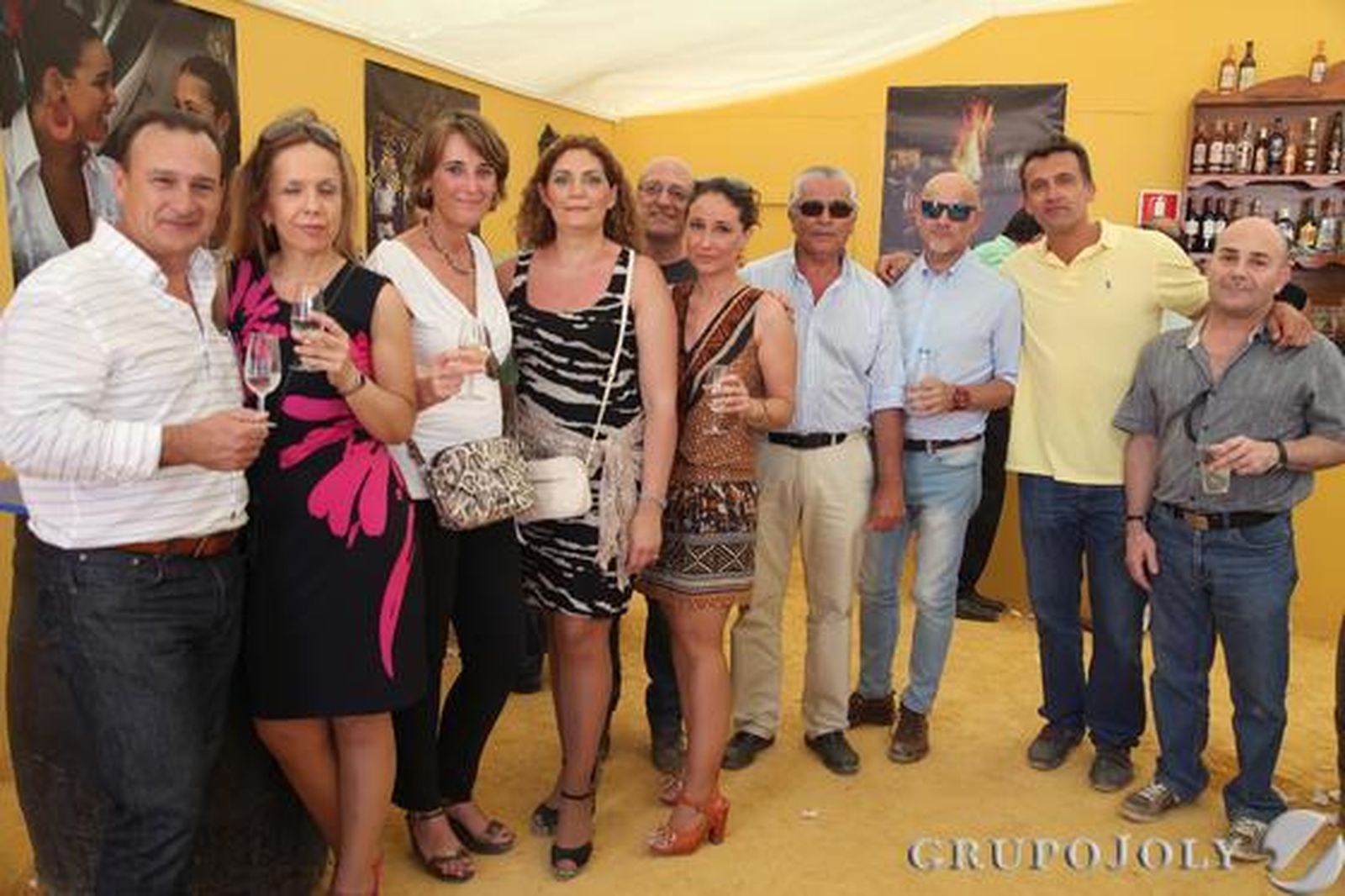 Compañeros del grupo de empresa de Jereyssa, disfrutando de la Feria en la caseta del Diario.

Foto: Vanesa Lobo